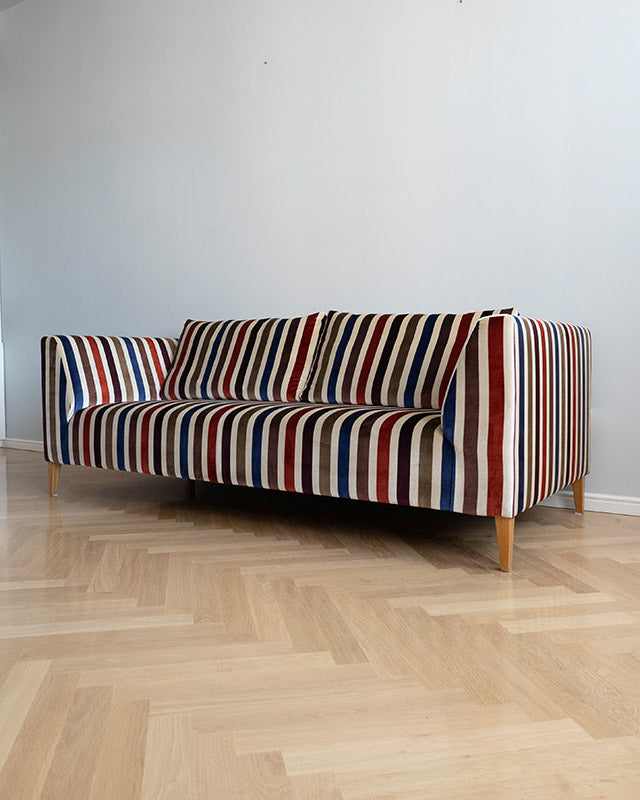 Pruhovaná zamatová pohovka, 2000s