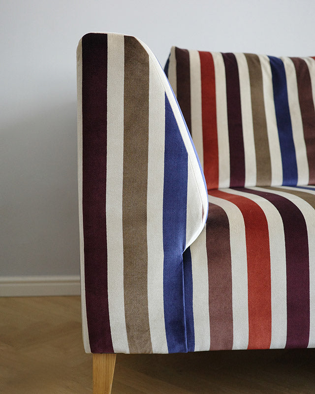 Pruhovaná zamatová pohovka, 2000s