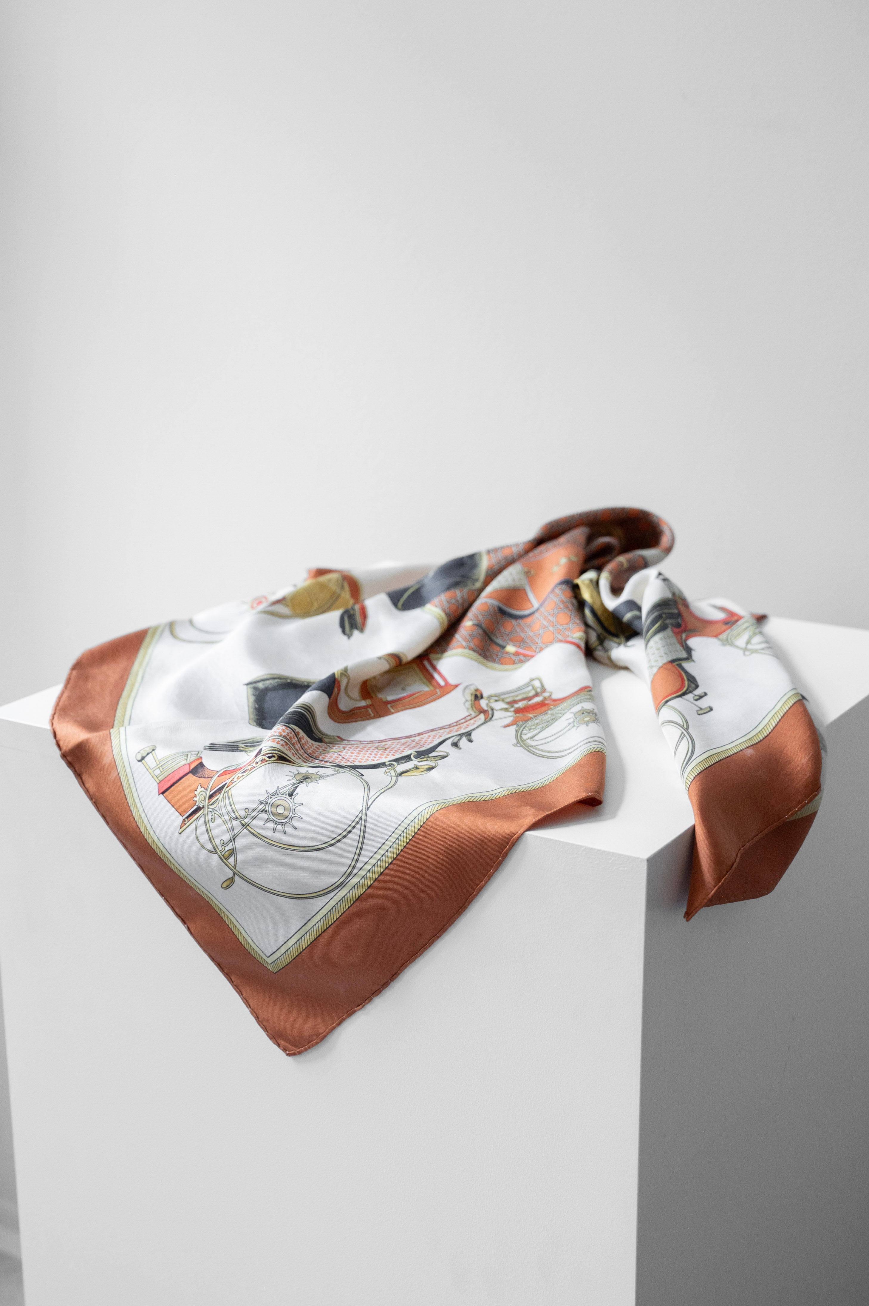 Hermès hodvábna šatka „Les Voitures à Transformation“, 1980s