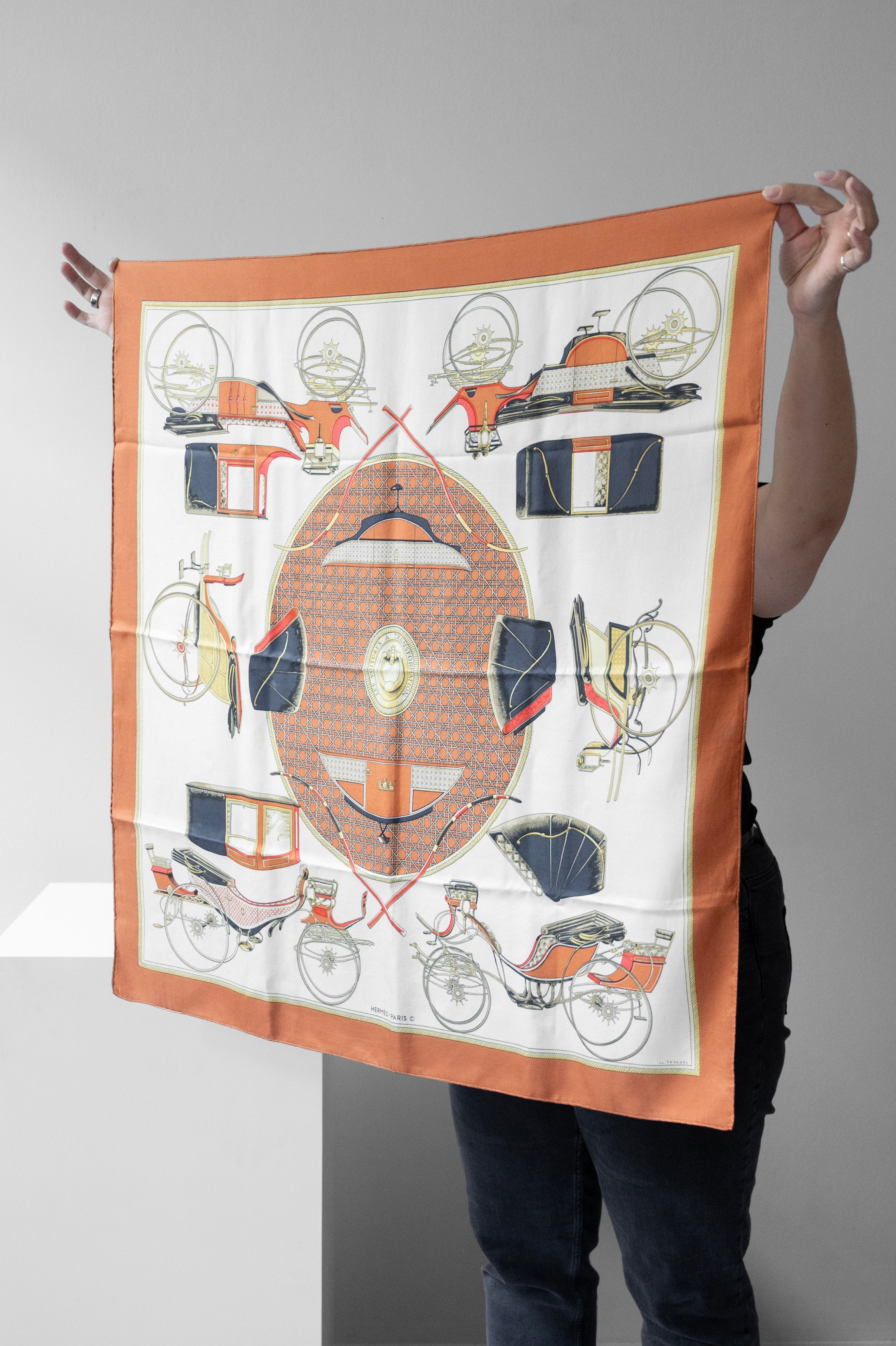 Hermès hodvábna šatka „Les Voitures à Transformation“, 1980s