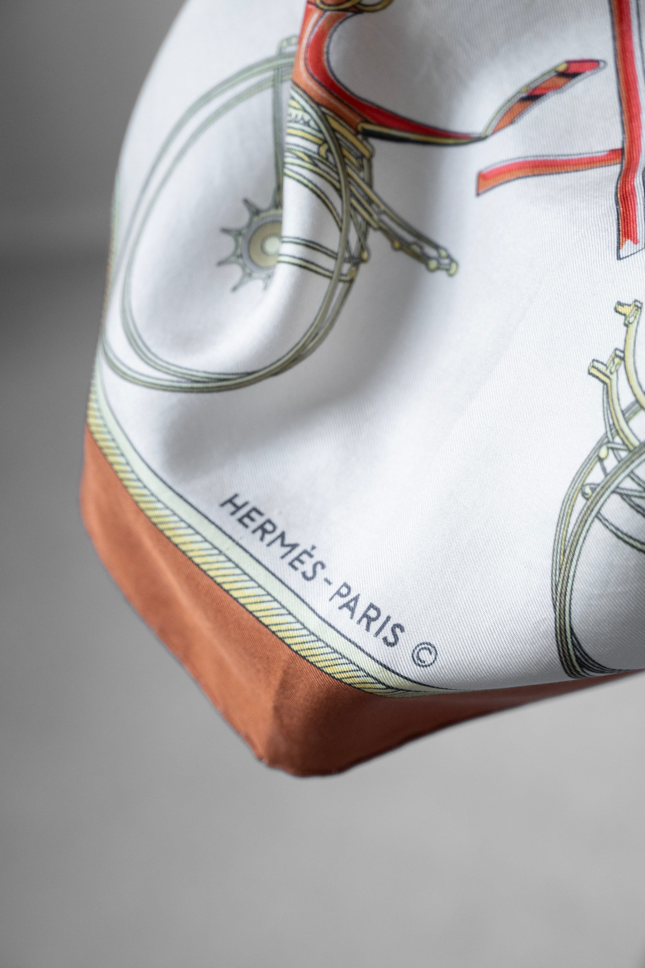 Hermès hodvábna šatka „Les Voitures à Transformation“, 1980s