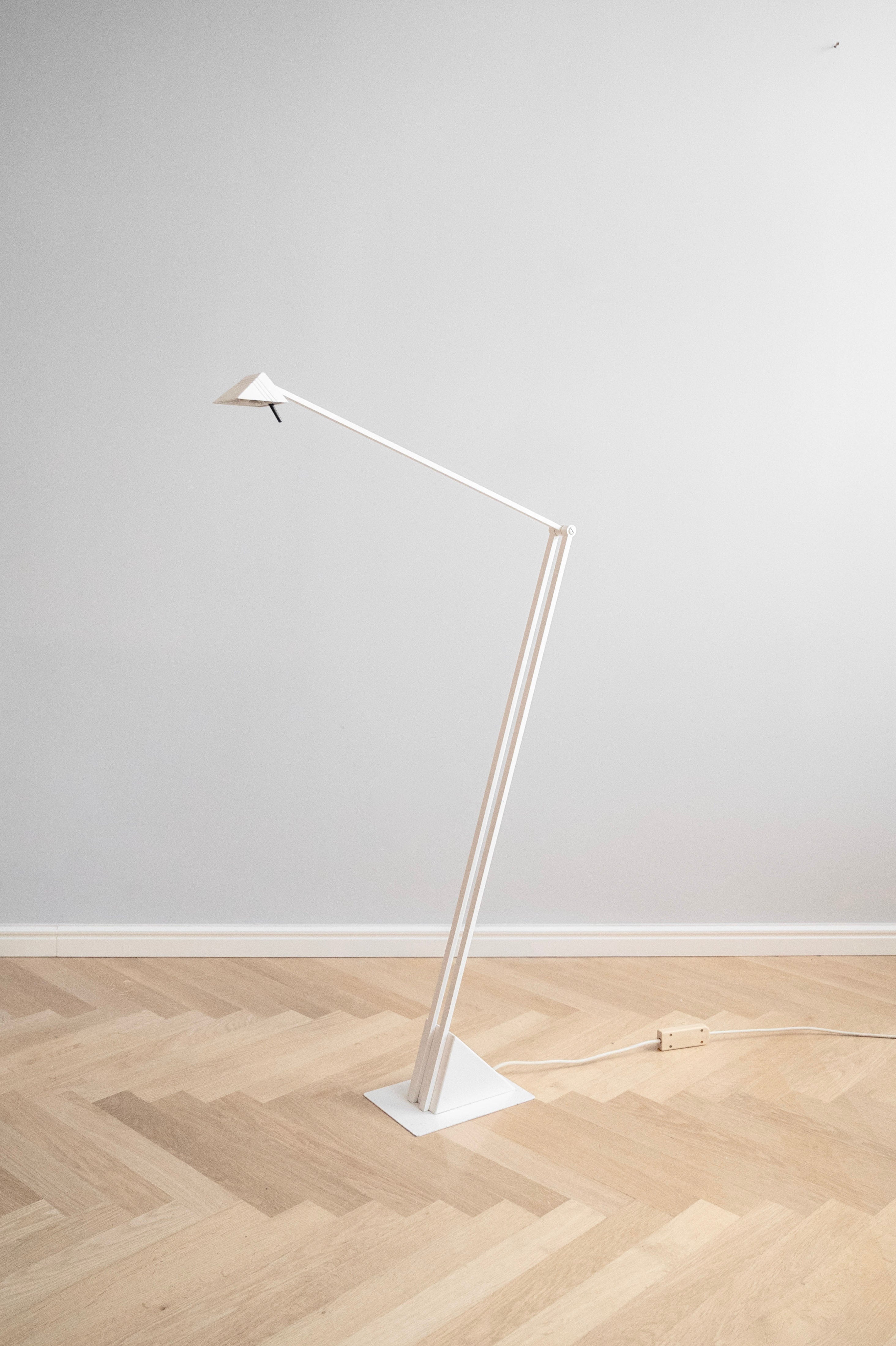 Stojacia lampa v štýle postmoderny, 1980s