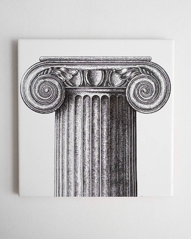 Dekoratívna keramická dlaždica Fornasetti s motívom iónskeho stĺpa, Taliansko
