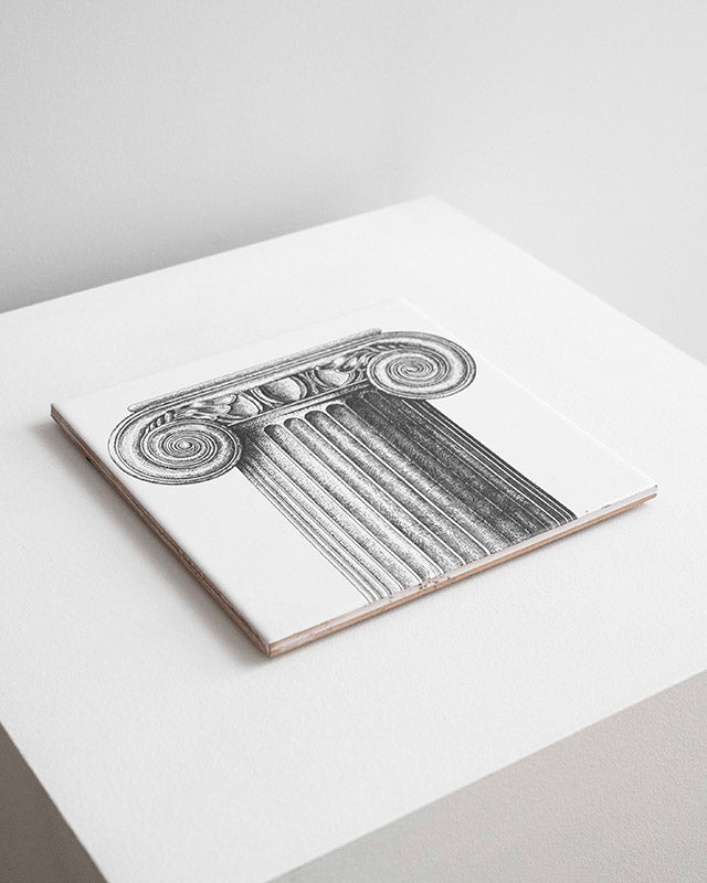 Dekoratívna keramická dlaždica Fornasetti s motívom iónskeho stĺpa, Taliansko