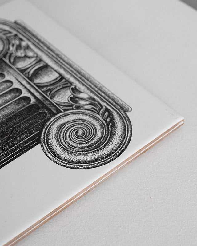 Dekoratívna keramická dlaždica Fornasetti s motívom iónskeho stĺpa, Taliansko