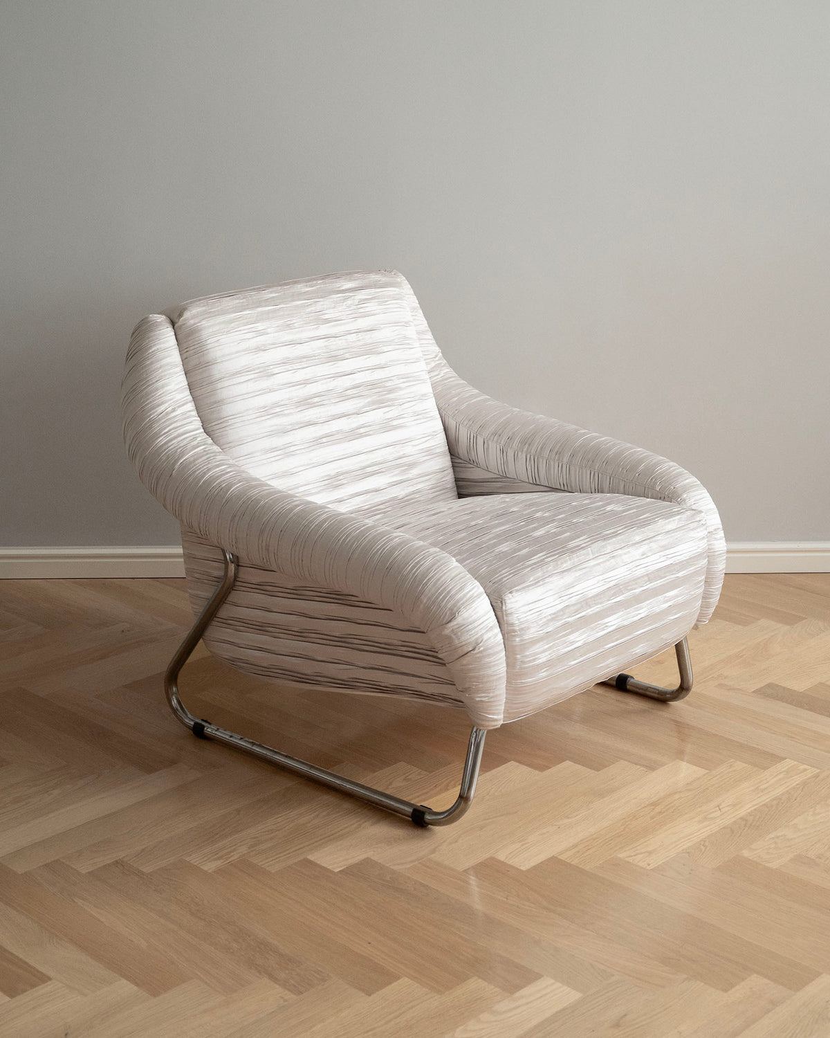 Mid-century kreslo s chrómovou podnožou, 1960s (2ks)