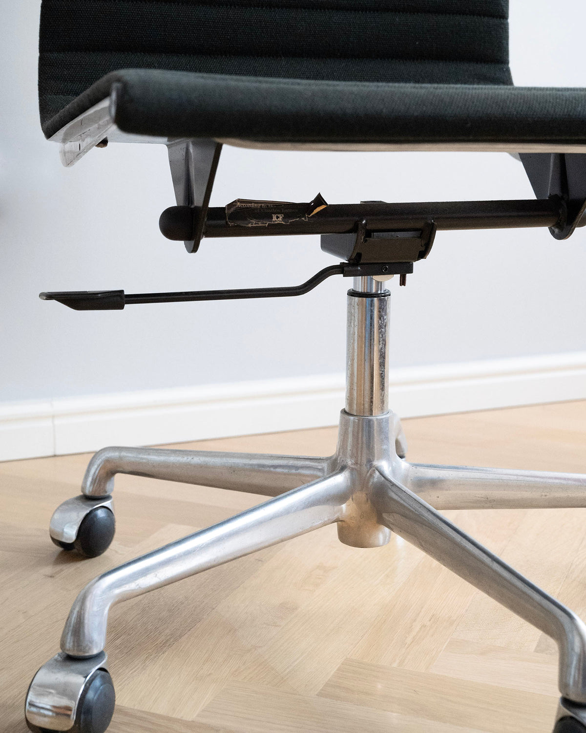 Kancelárska stolička EA 117 Office Chair, ICF, 1980s