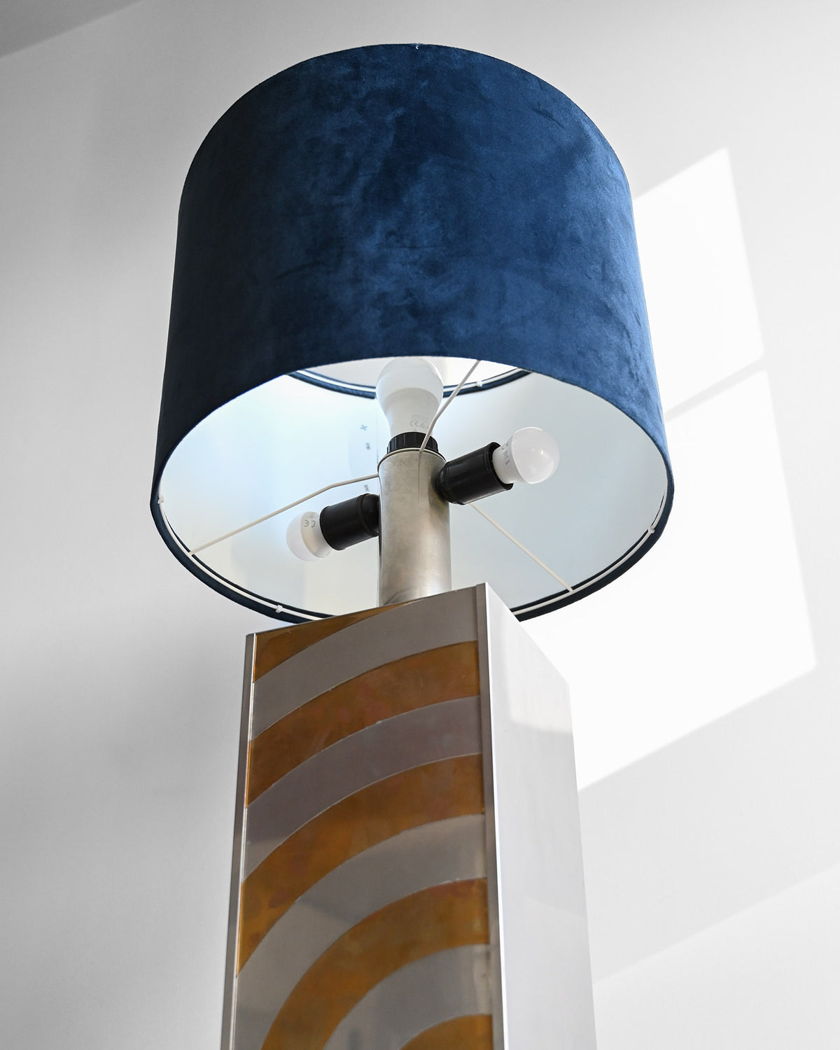 Vysoká mosazná lampa v regency stylu, 70. léta