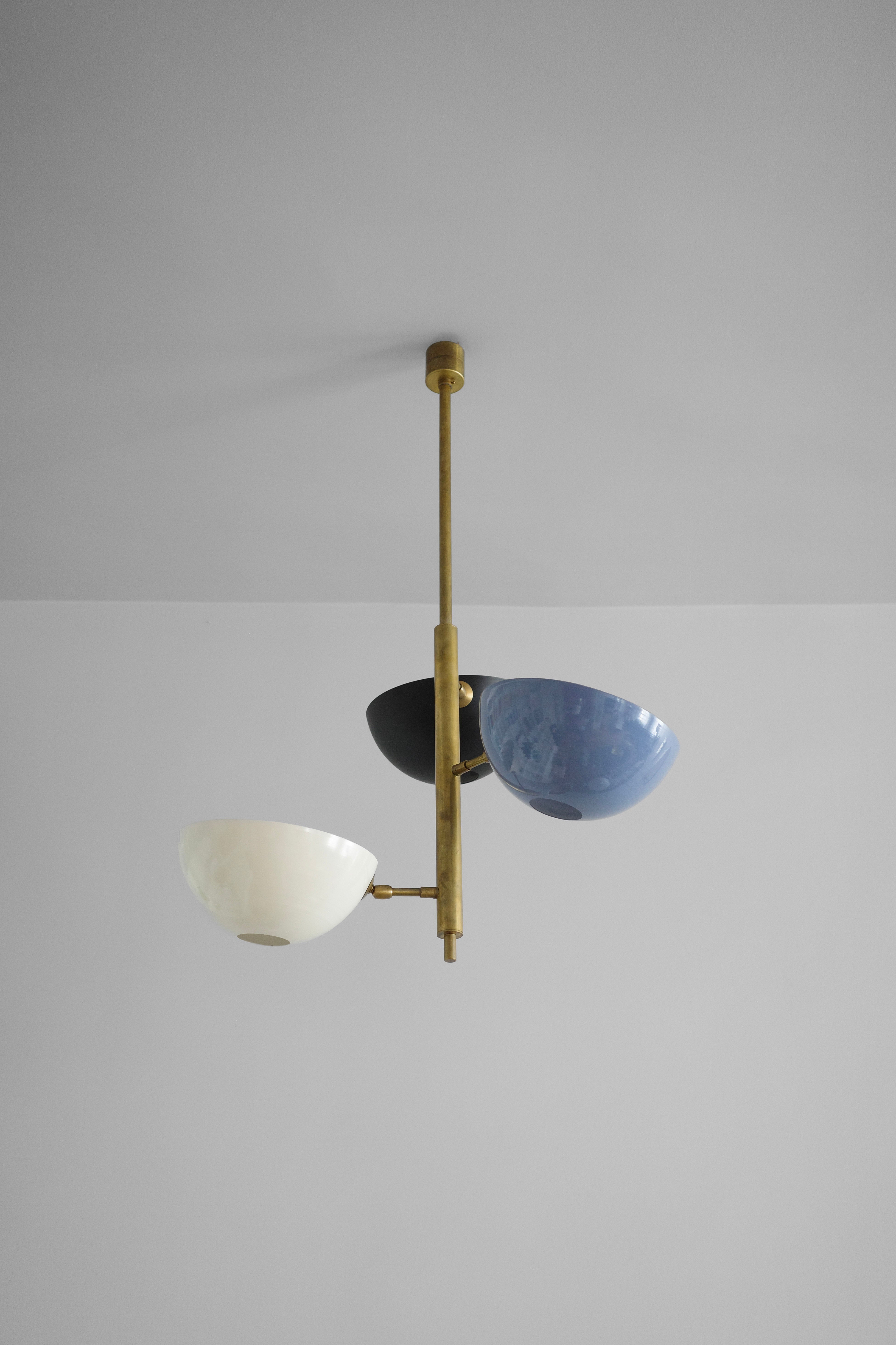 Mosadzný luster s nastaviteľnými tienidlami