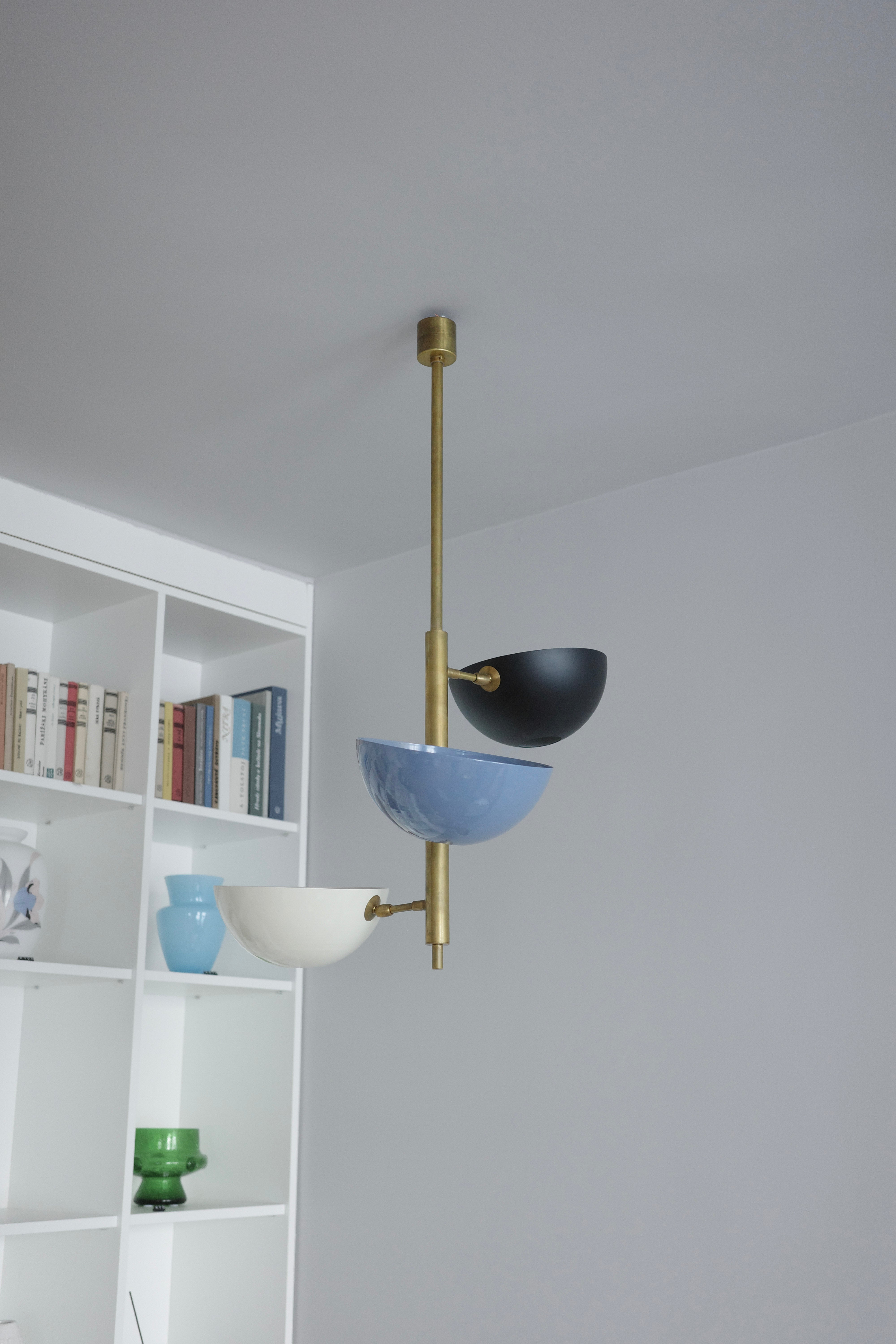 Mosadzný luster s nastaviteľnými tienidlami