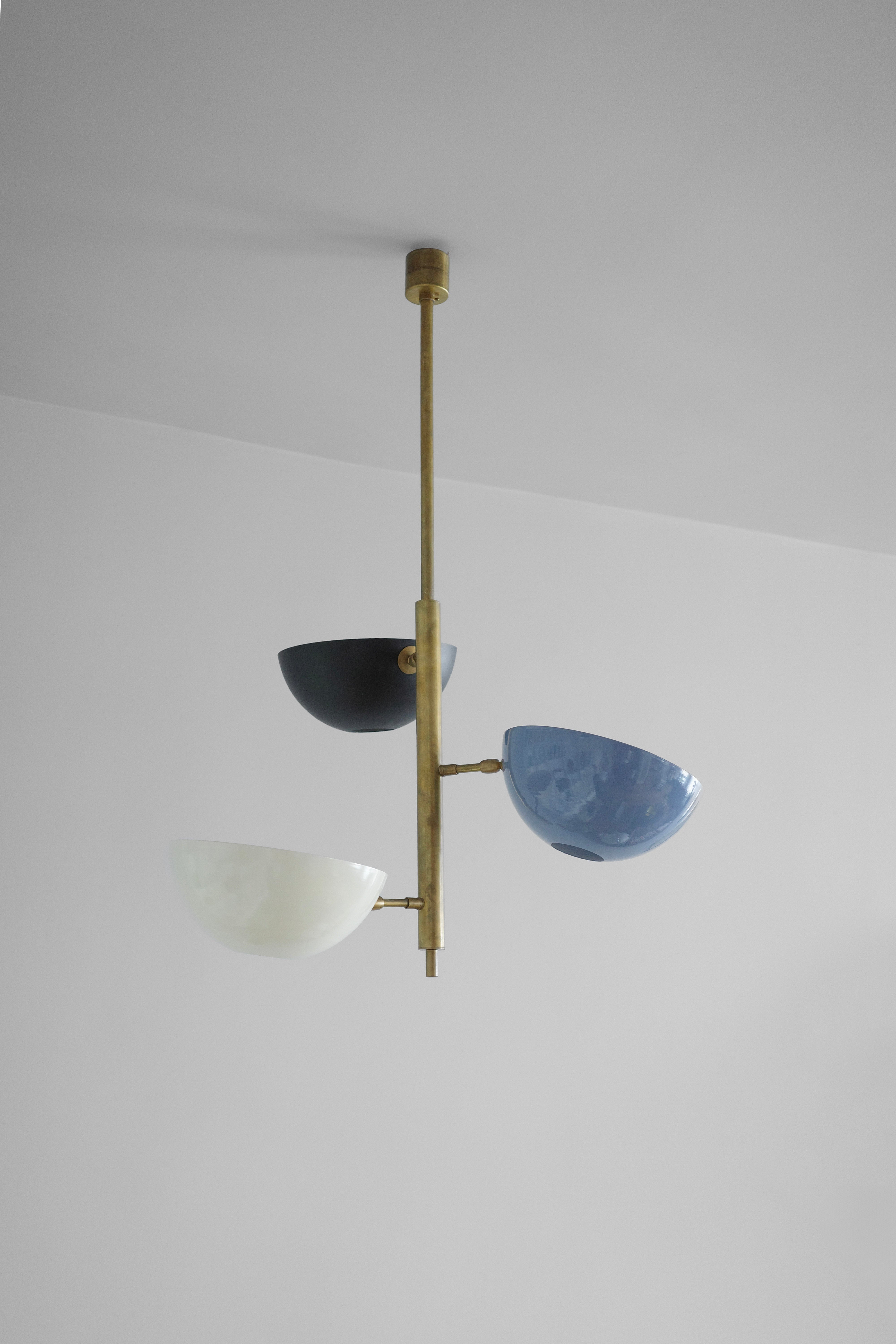 Mosadzný luster s nastaviteľnými tienidlami